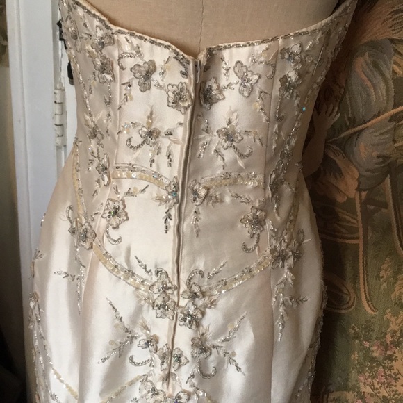 Impression classy wedding dress 12 - Picture 8 of 12